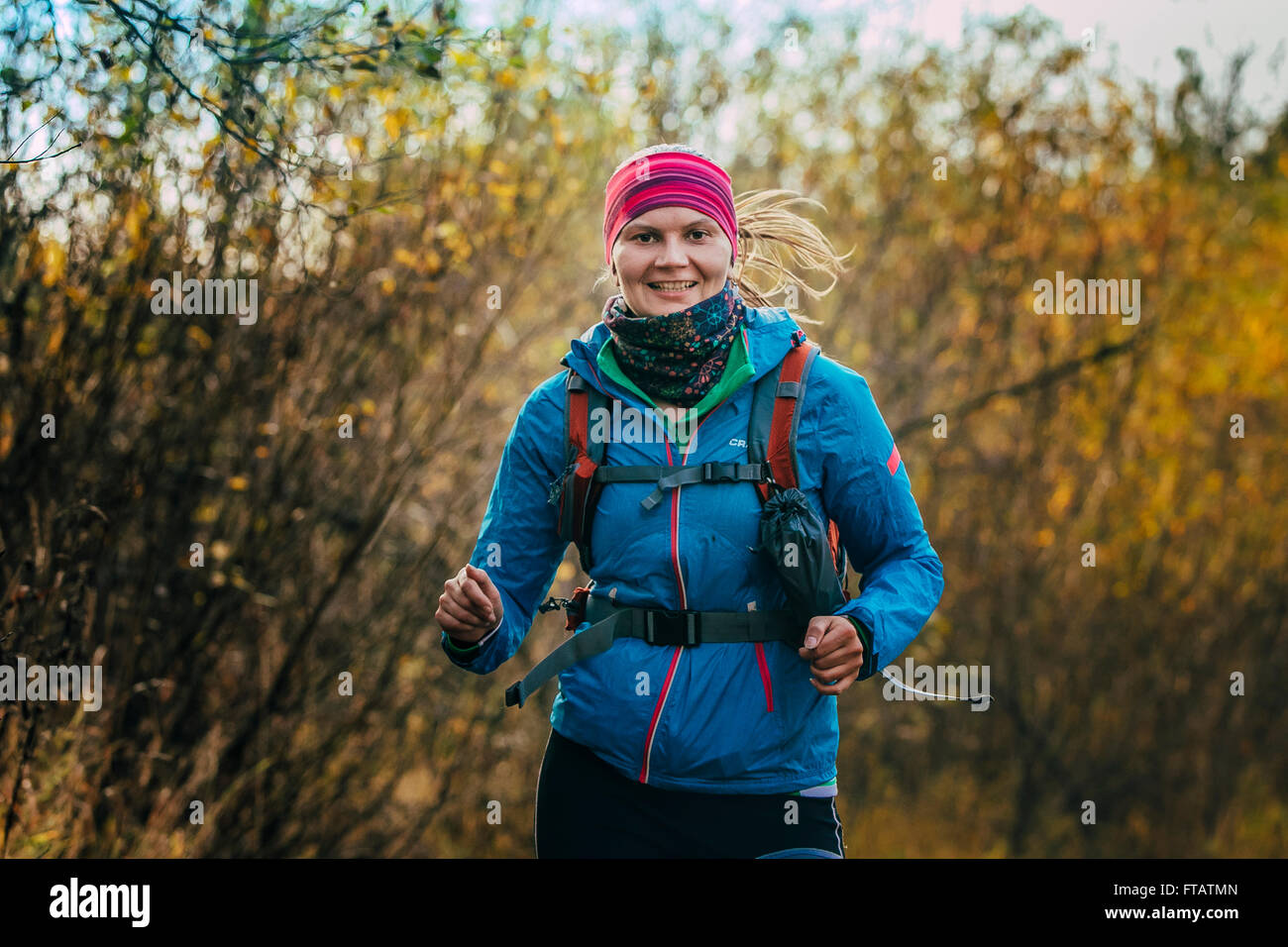 Belorezk, Russland - 26. September 2015: schönes lächelndes Mädchen laufen im herbstlichen Wald beim Marathon Mountain "Große Dusche" Stockfoto