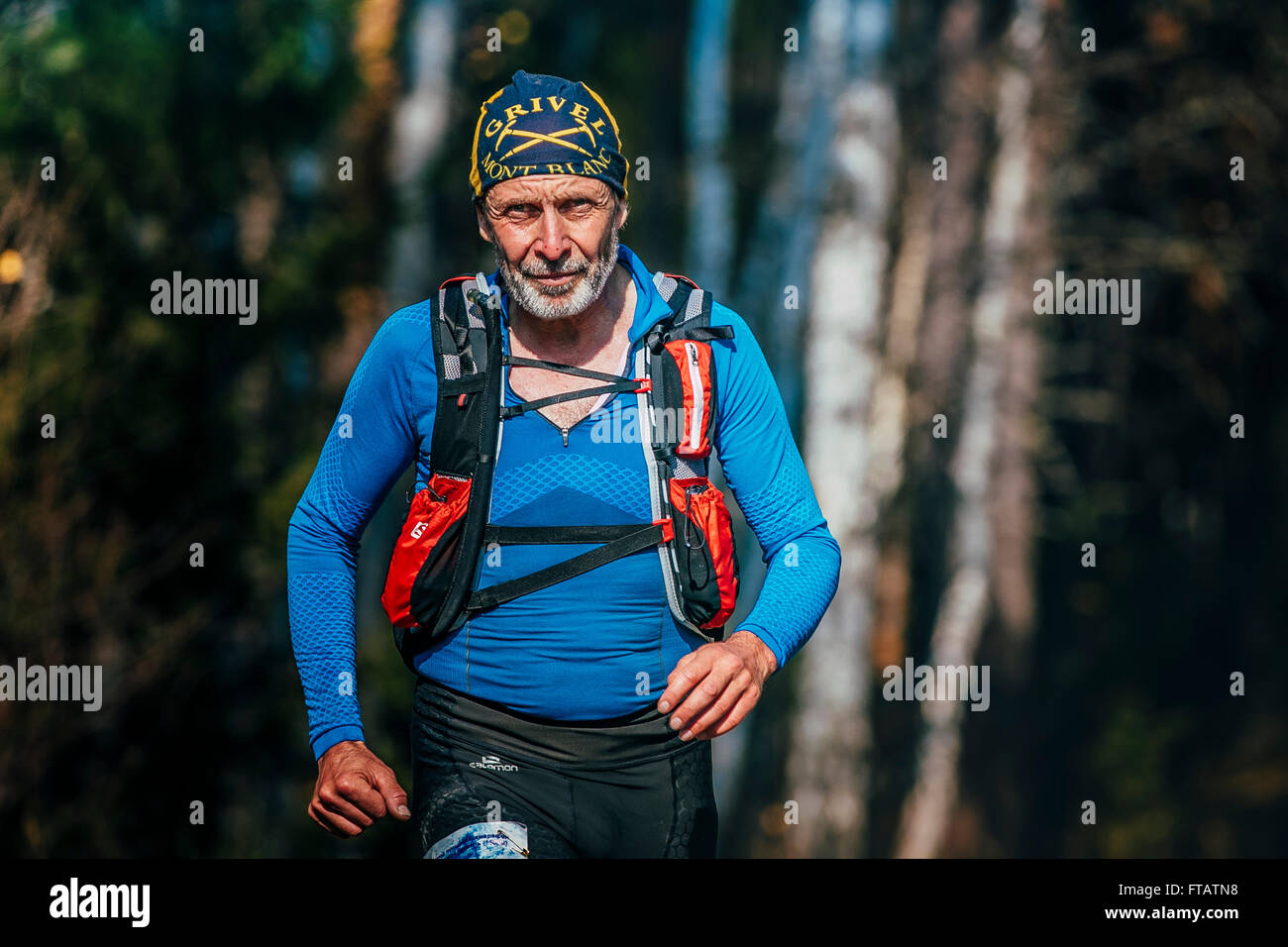 Belorezk, Russland - 26. September 2015: schöne lächelnd senior woman Jahre laufen durch Wald beim Marathon mountain Stockfoto