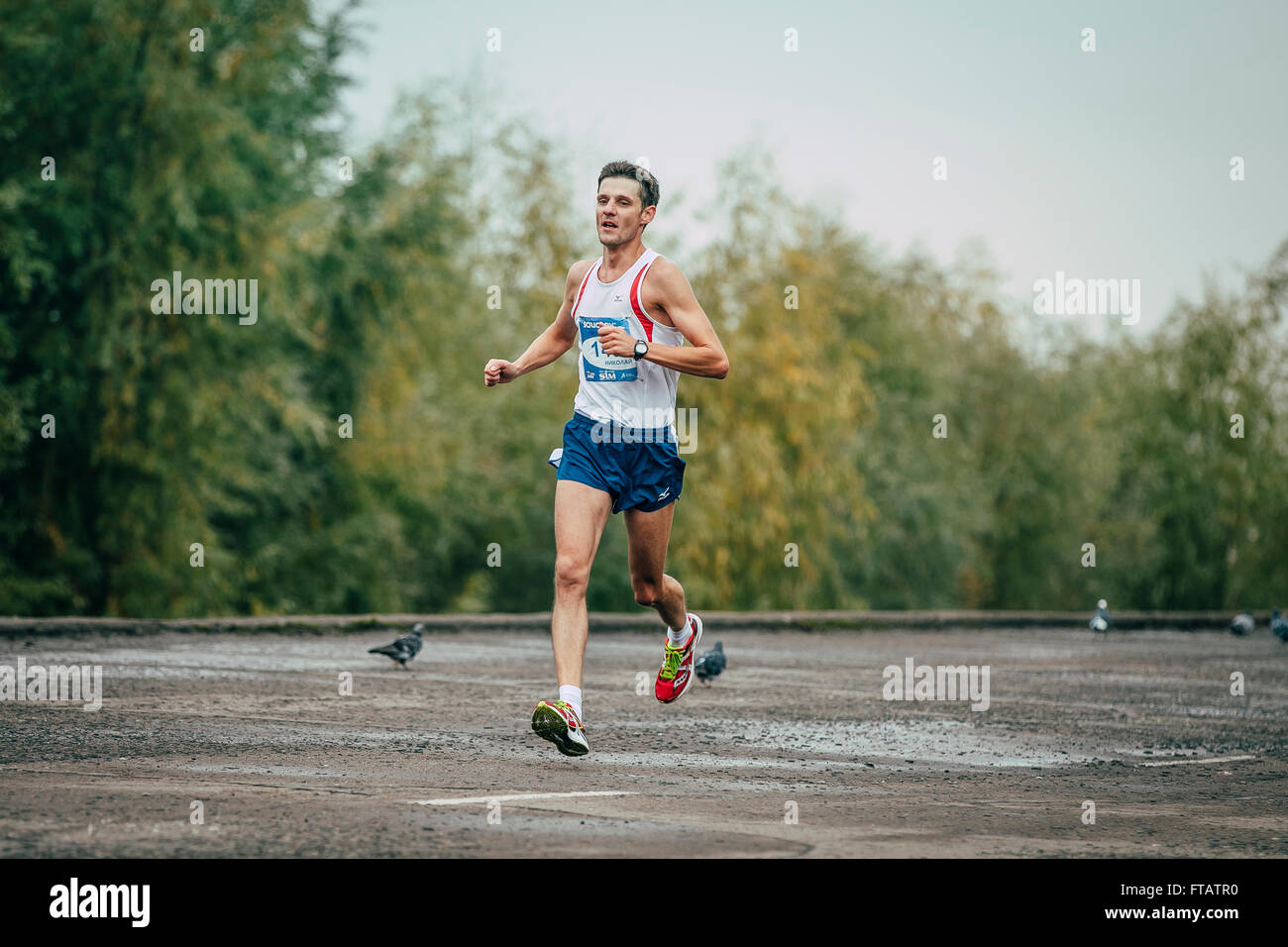 Omsk, Russland - 20. September 2015: junge Läufer läuft entlang während der sibirischen internationaler marathon Stockfoto