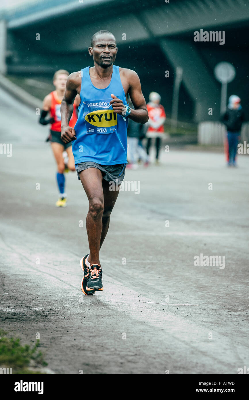 Omsk, Russland - 20. September 2015: Kenianische John Kyui läuft, Entfernung sibirischen internationalen Marathon endet Stockfoto