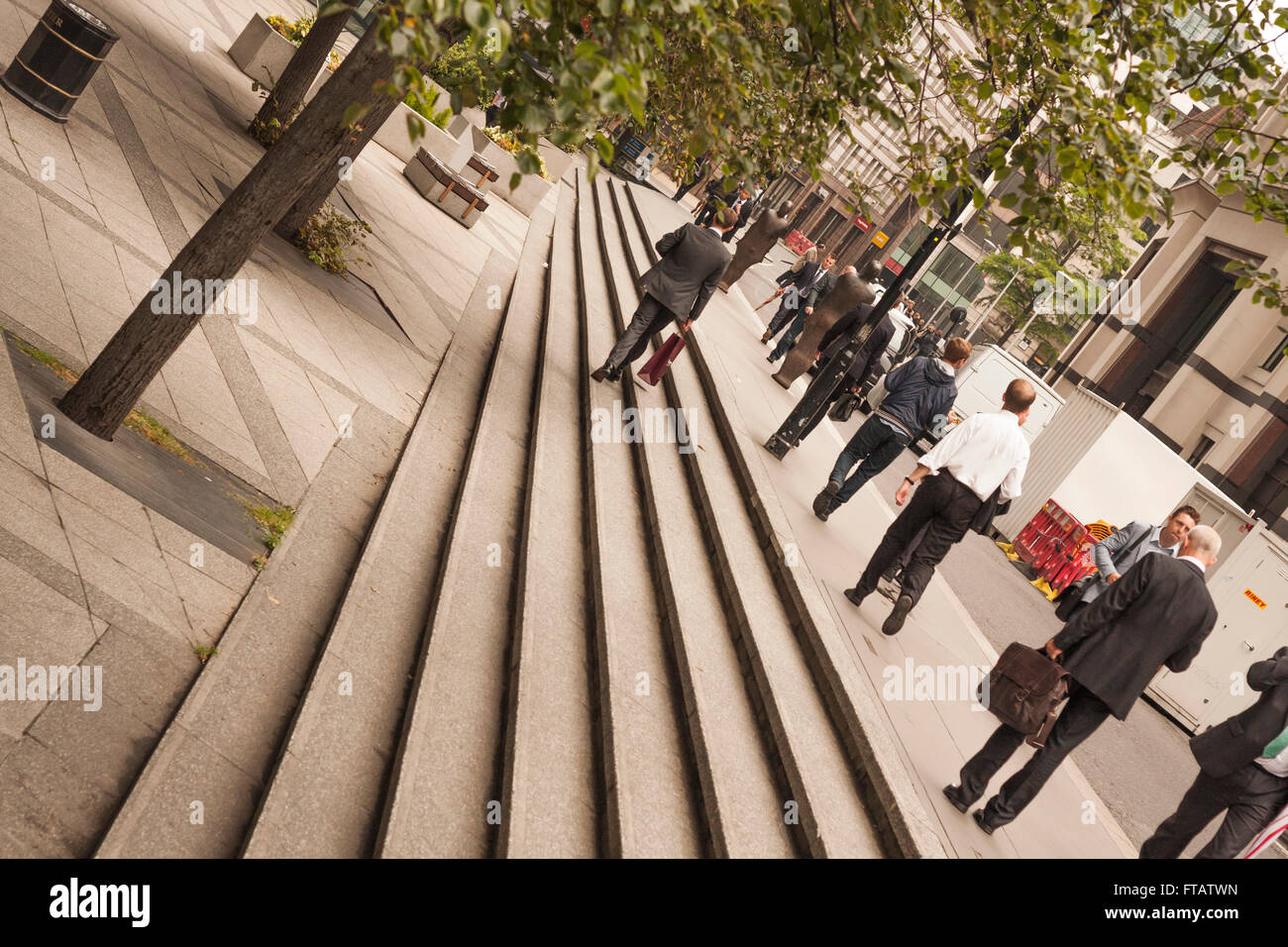 Einen schrägen Blick auf die Menschen wollen arbeiten im Bankenviertel in der City of London Stockfoto
