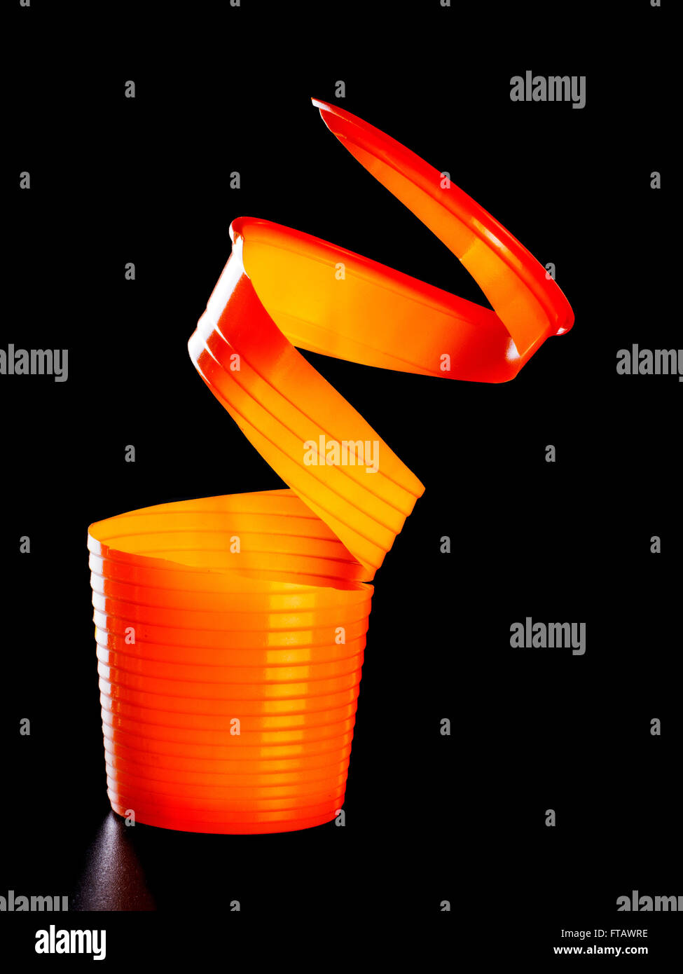 Orange, geschält zurück Tasse. Spaß Stillleben. Stockfoto