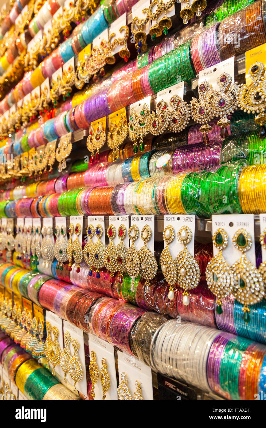 Indische Armreifen und bunte Ohrringe auf Einzelhandel Stockfoto