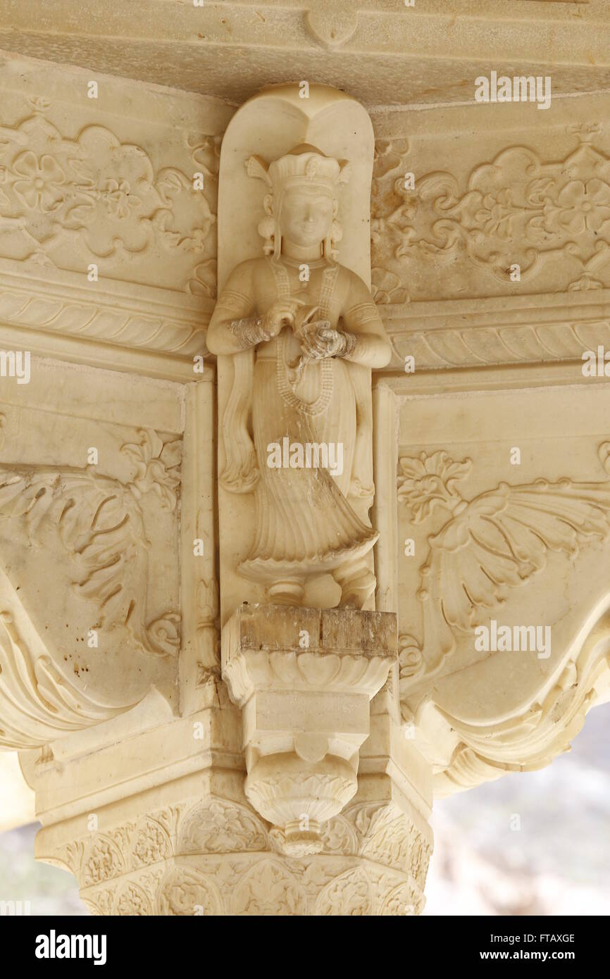 Aufwendigen Marmor Schnitzereien der Figur, die ein Instrument spielen Gaitore Ki Chhatriyan, Jaipur, Rajasthan, Indien. Das Ehrenmal für die Stockfoto