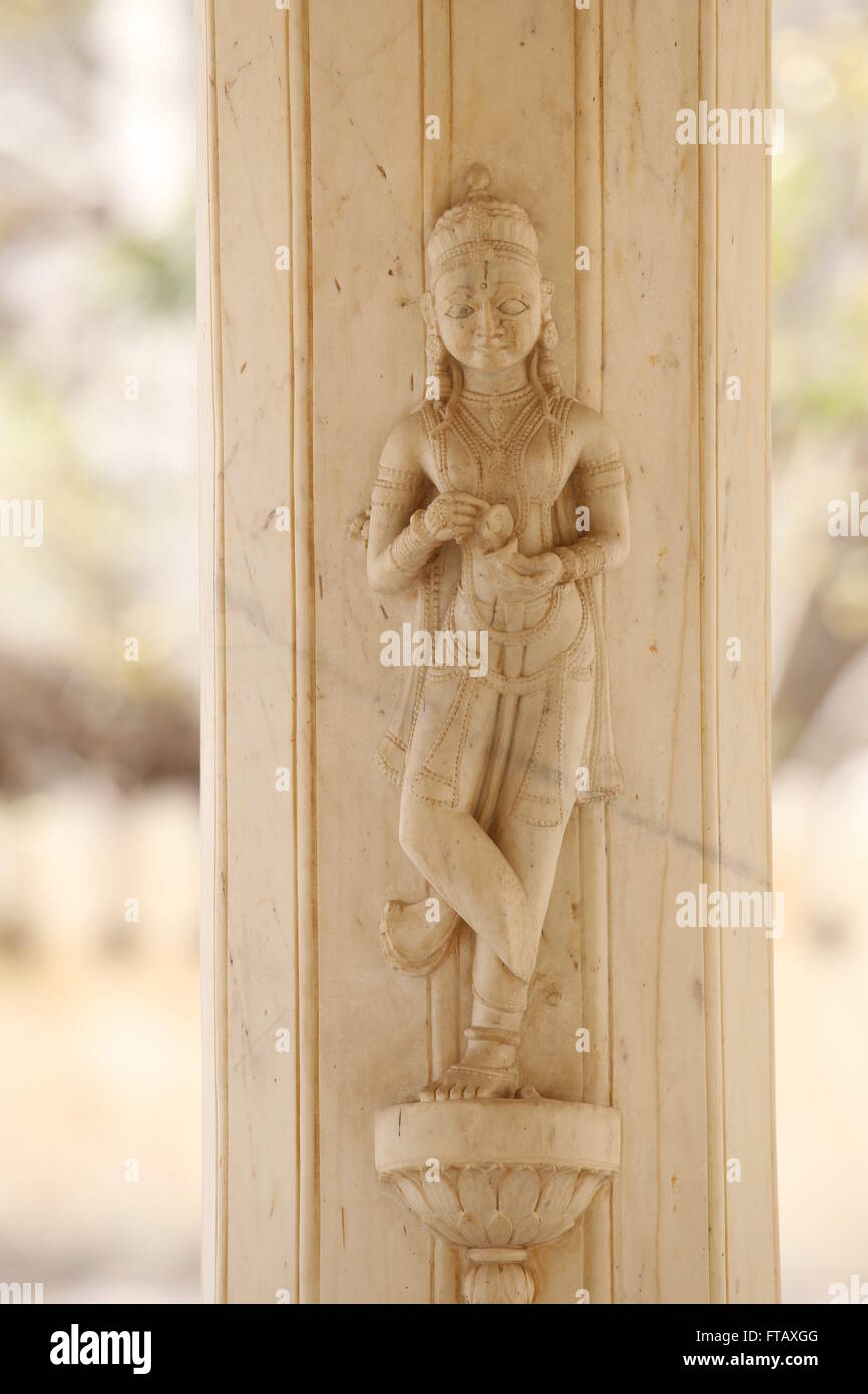 Aufwendigen Marmor Schnitzereien der Figur, die ein Instrument spielen Gaitore Ki Chhatriyan, Jaipur, Rajasthan, Indien. Das Ehrenmal für die Stockfoto