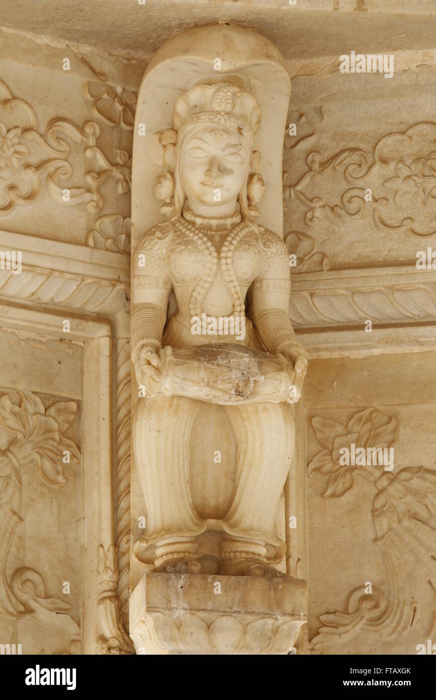 Aufwendigen Marmor Schnitzereien der Figur, die ein Instrument spielen Gaitore Ki Chhatriyan, Jaipur, Rajasthan, Indien. Das Ehrenmal für die Stockfoto