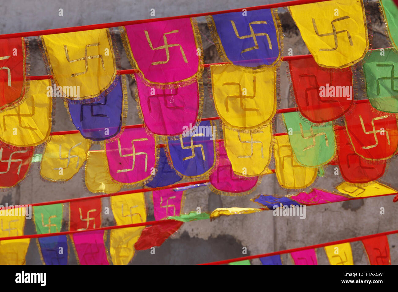 Bunte Girlanden mit Swastika-Motiv bei Hochzeiten in Jaipur, Indien. Das Hakenkreuz in der hinduistischen Tradition ist ein Symbol für unterwegs Stockfoto