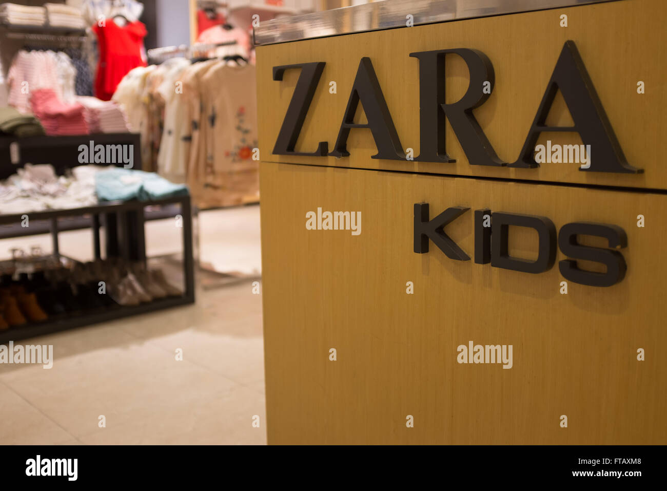 Zara Kids Shop in einer Zara-Hauptgeschäft in Barcelona, Spanien  Stockfotografie - Alamy