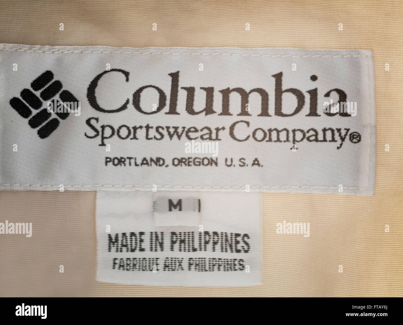 Label im Kleidungsstück Made in Philippinen verkauft von Columbia Sportswear Company Portland USA hautnah Stockfoto