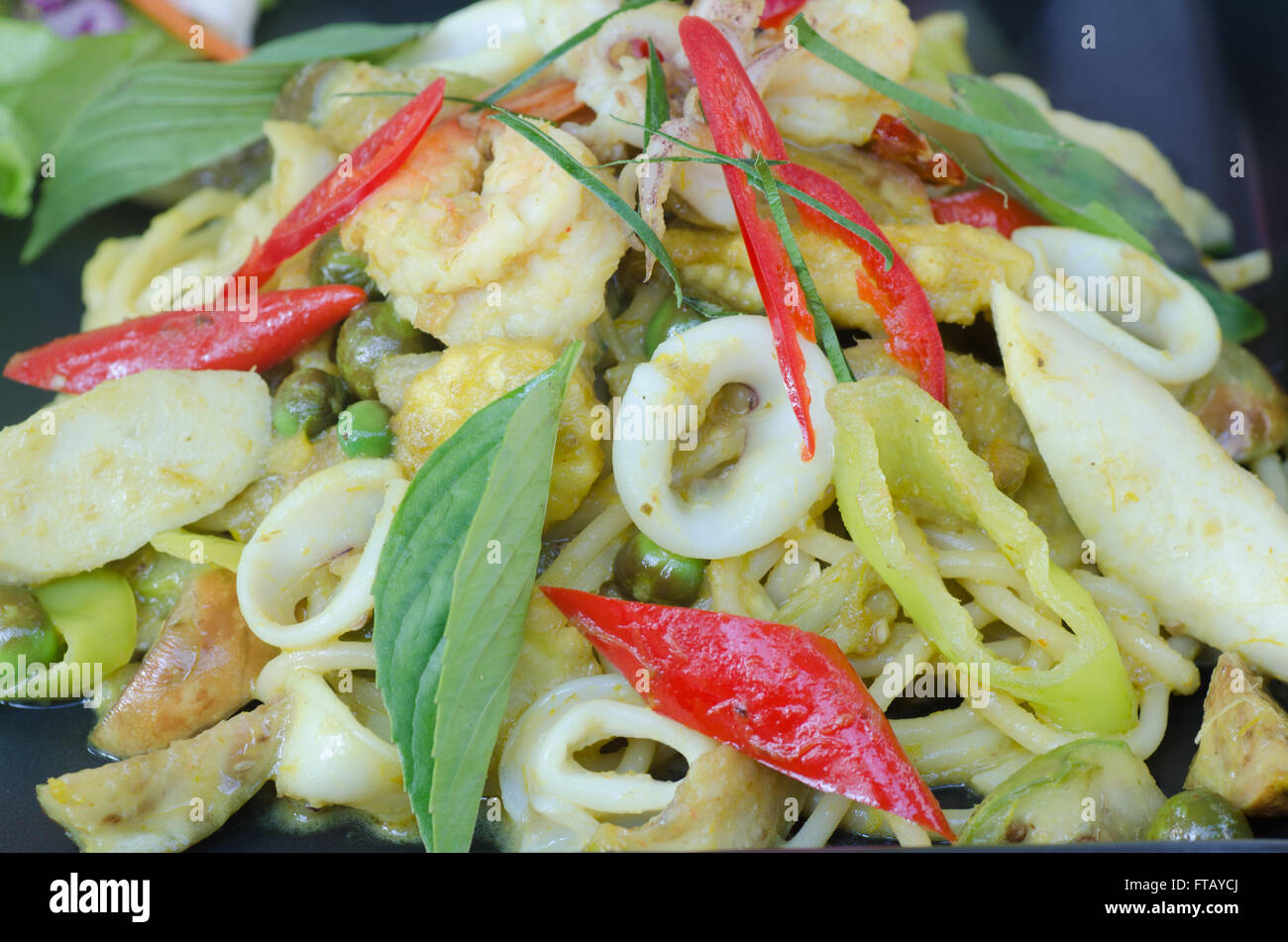 Spaghetti und Meeresfrüchte-Green-Curry-Sauce Stockfoto