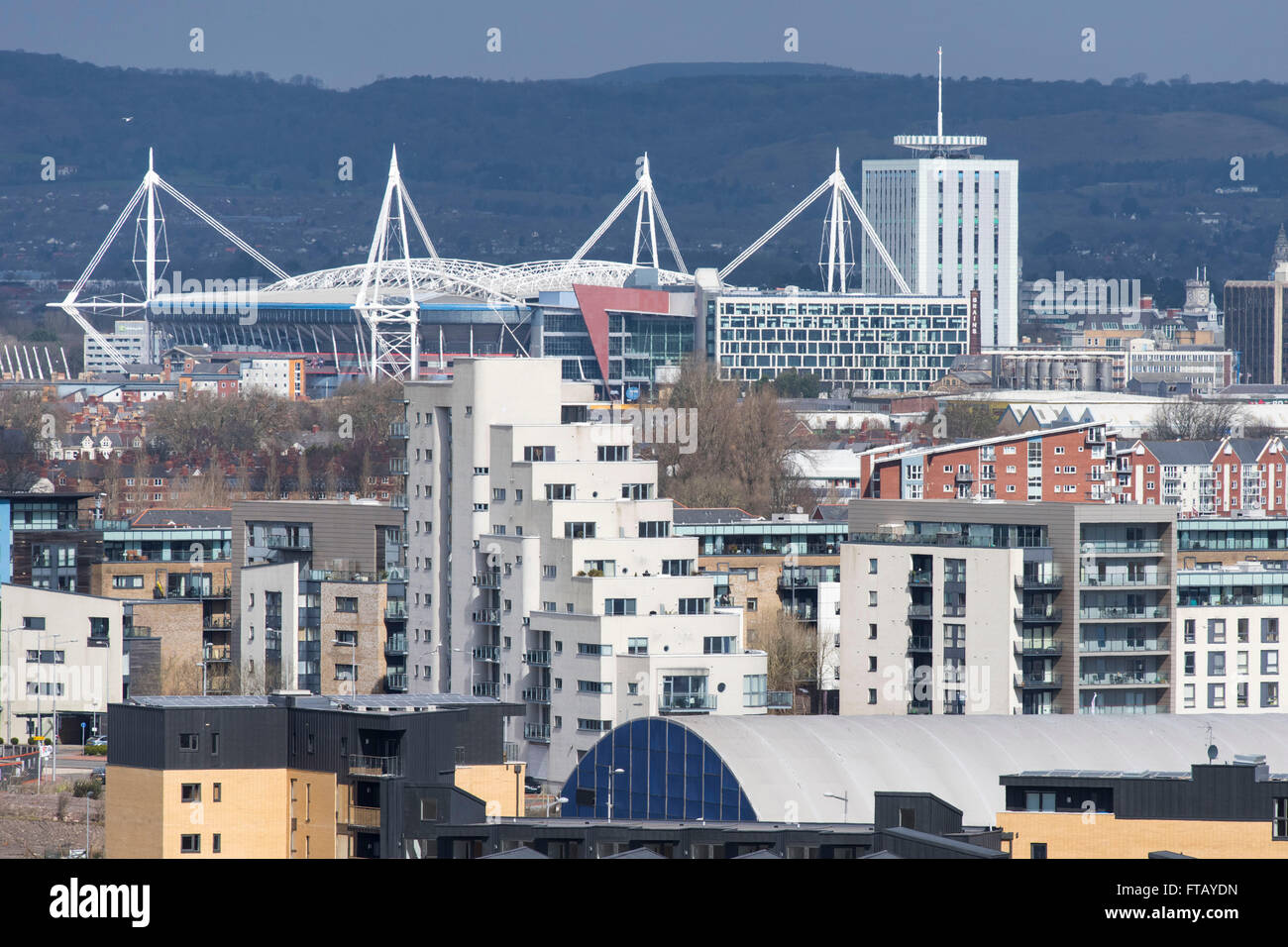 Gesamtansicht von Cardiff, Südwales zeigt neue Build Apartments/Wohnungen und das Fürstentum Stadion. Stockfoto