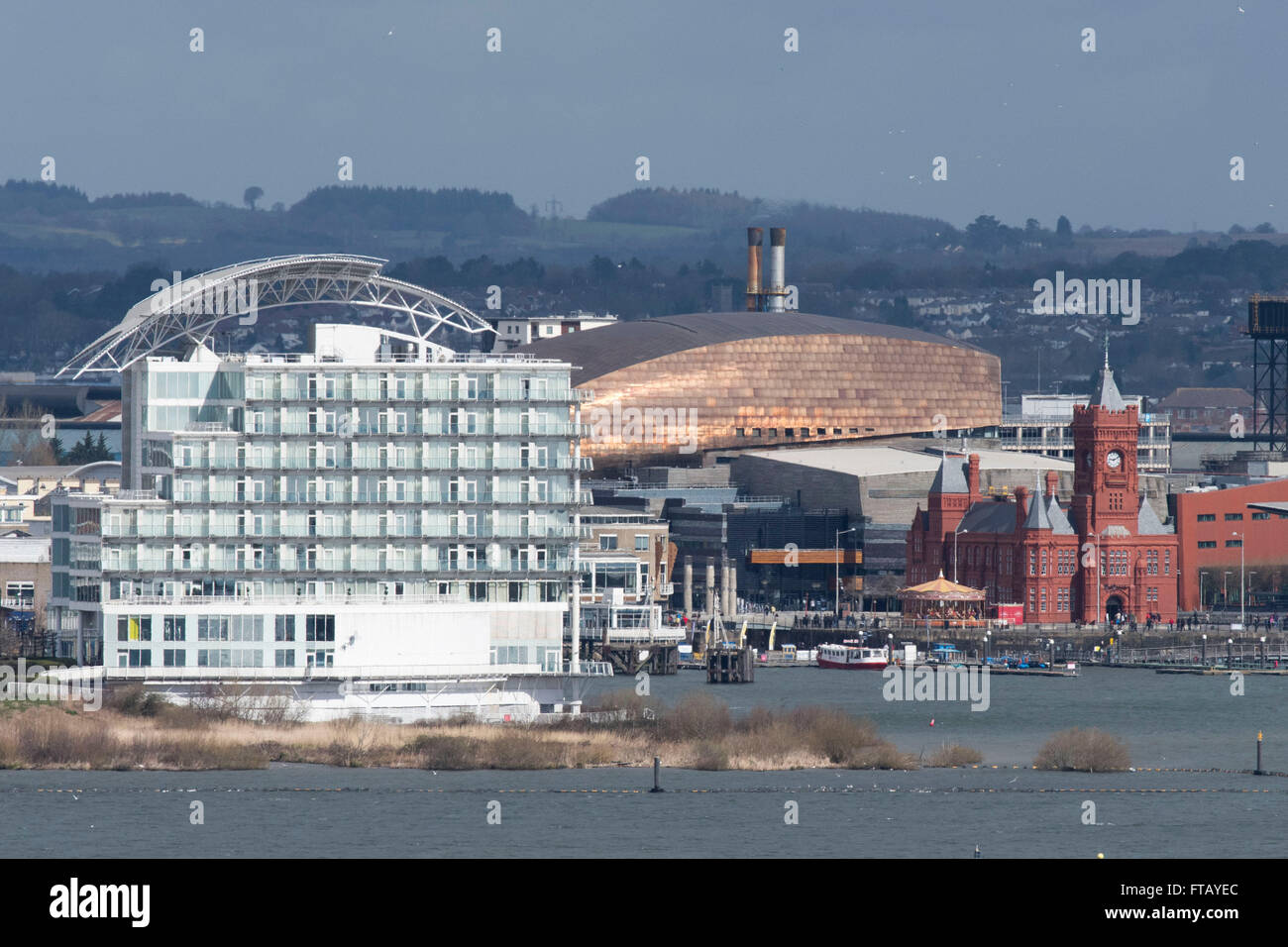 St. David's Hotel, das Pierhead Building und Wales Millennium Centre (WMC) an der Cardiff Bay, South Wales, UK. Stockfoto