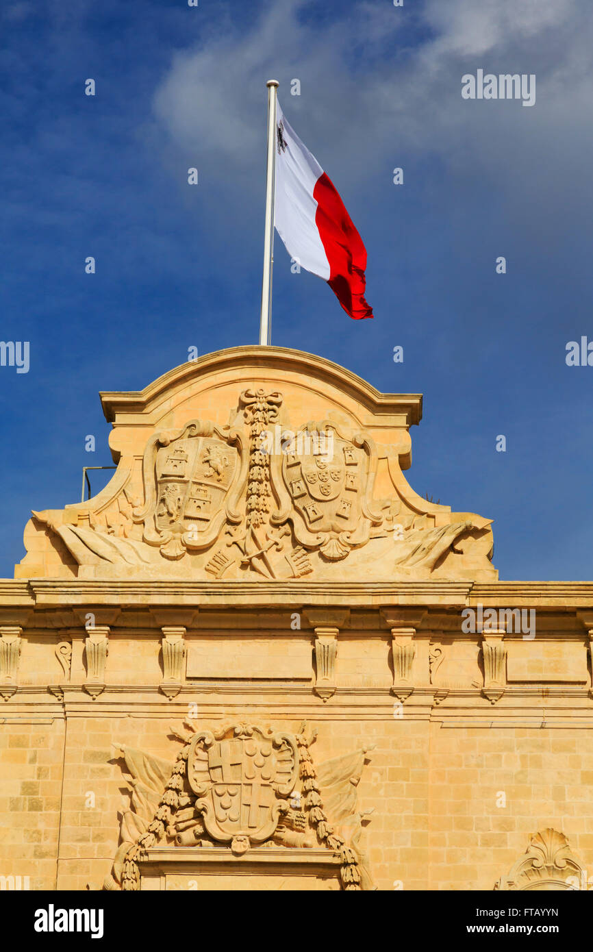 Architektonische Details und Flagge, Castille de Auberge des maltesischen Premierministers Büros, Valletta, Malta Stockfoto