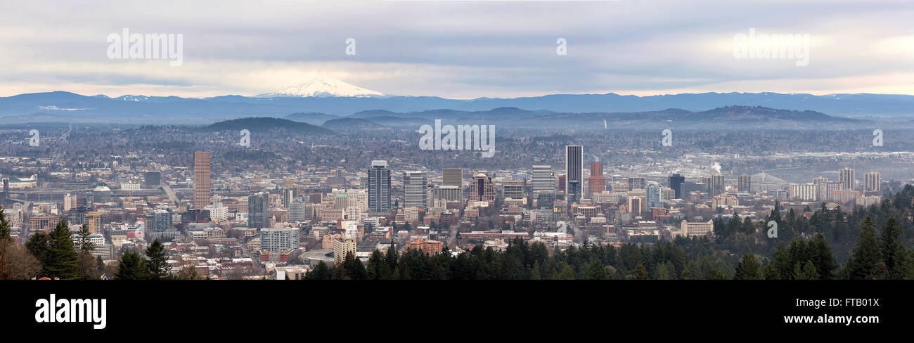 Portland Oregon Innenstadt Stadtbild mit Mount Hood Panorama Stockfoto