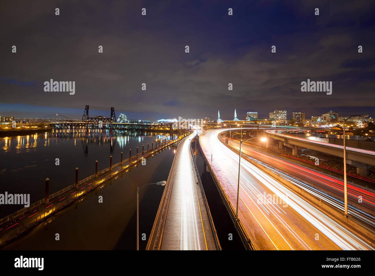 Autobahn-Ampel Wanderwege entlang Willamette River mit Stadt Portland Oregon Skyline bei Nacht Stockfoto