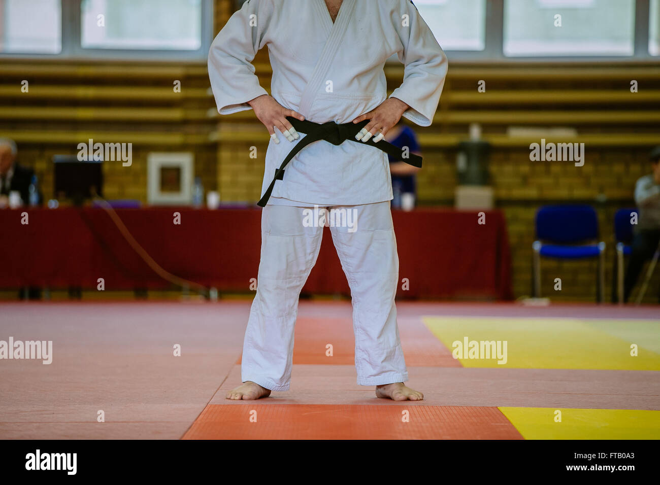 Judoka Kämpfer vor Kampf auf Tatami in weißen Kimono und Black belt Stockfoto