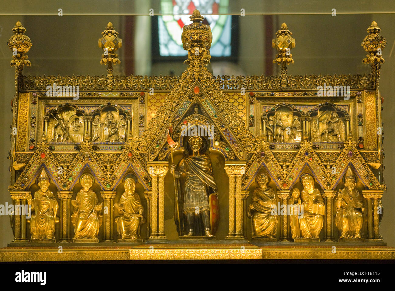 Neuss, Quirinusmünster, Quirinusschrein aus Dem 19. Jh, der Die Reliquien des Heiligen Birgt. Er Ersetzt Einen Älteren, der sic Stockfoto