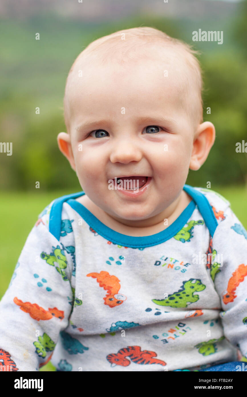 Baby, junge, 6 Monate, sitzt auf einer Wiese Stockfoto