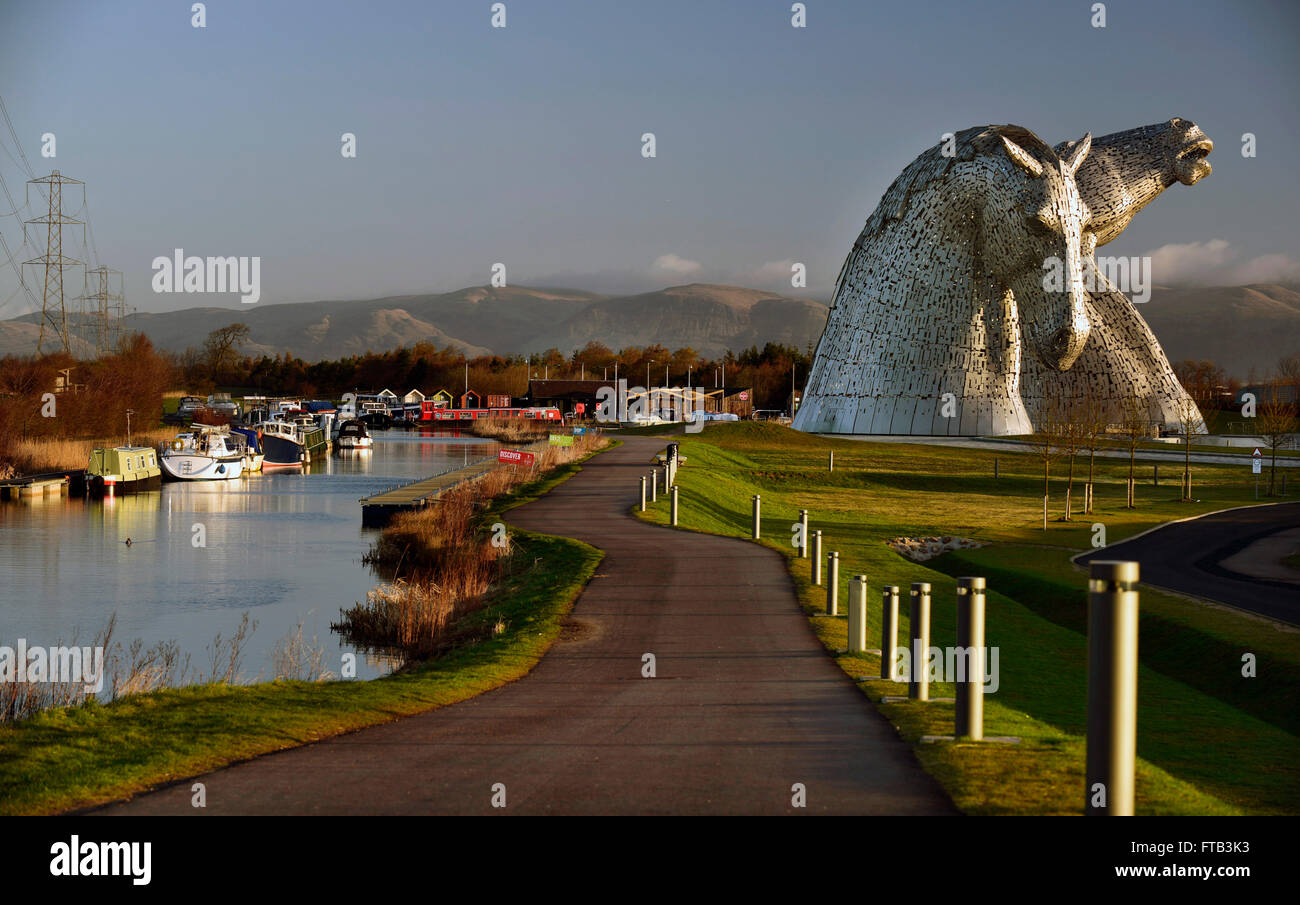 Die Kelpies im The Helix Park in Falkirk, Schottland, größte paar equine Skulpturen in der Welt des Künstlers Andy Scott. Stockfoto