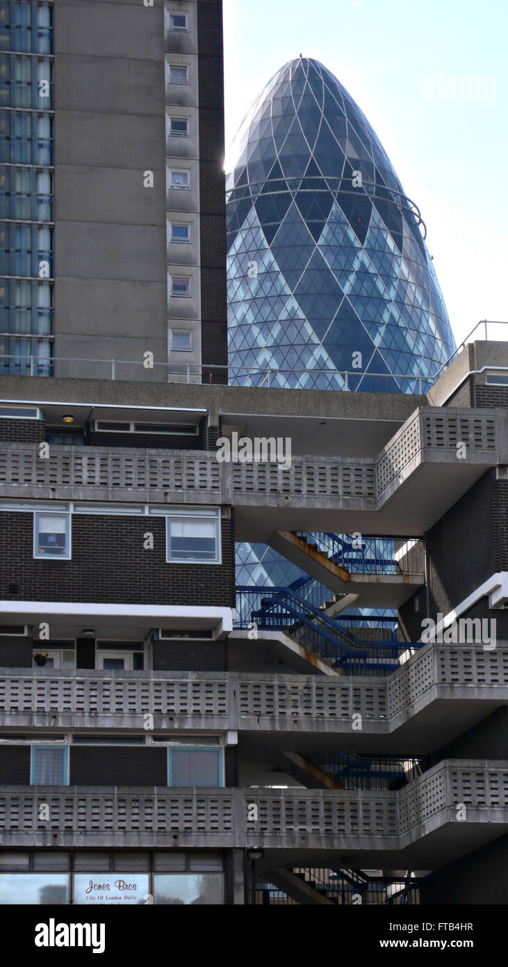 London: Die Gurke Swiss Re Gebäude aus Ziegelstein-Weg Stockfoto