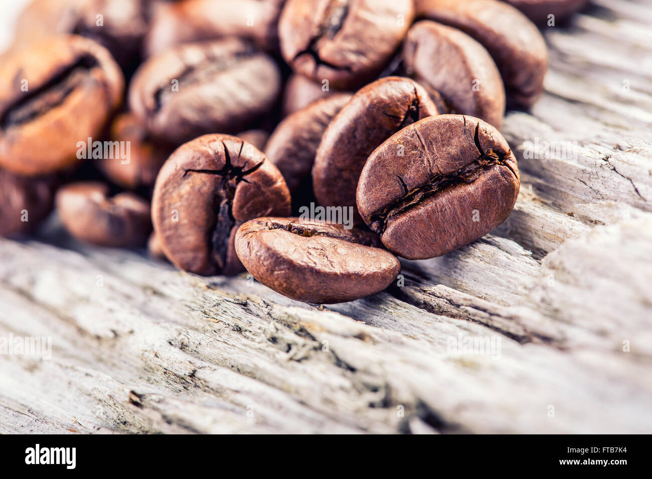 Kaffeebohnen auf hölzernen Grunge Hintergrund. Stockfoto