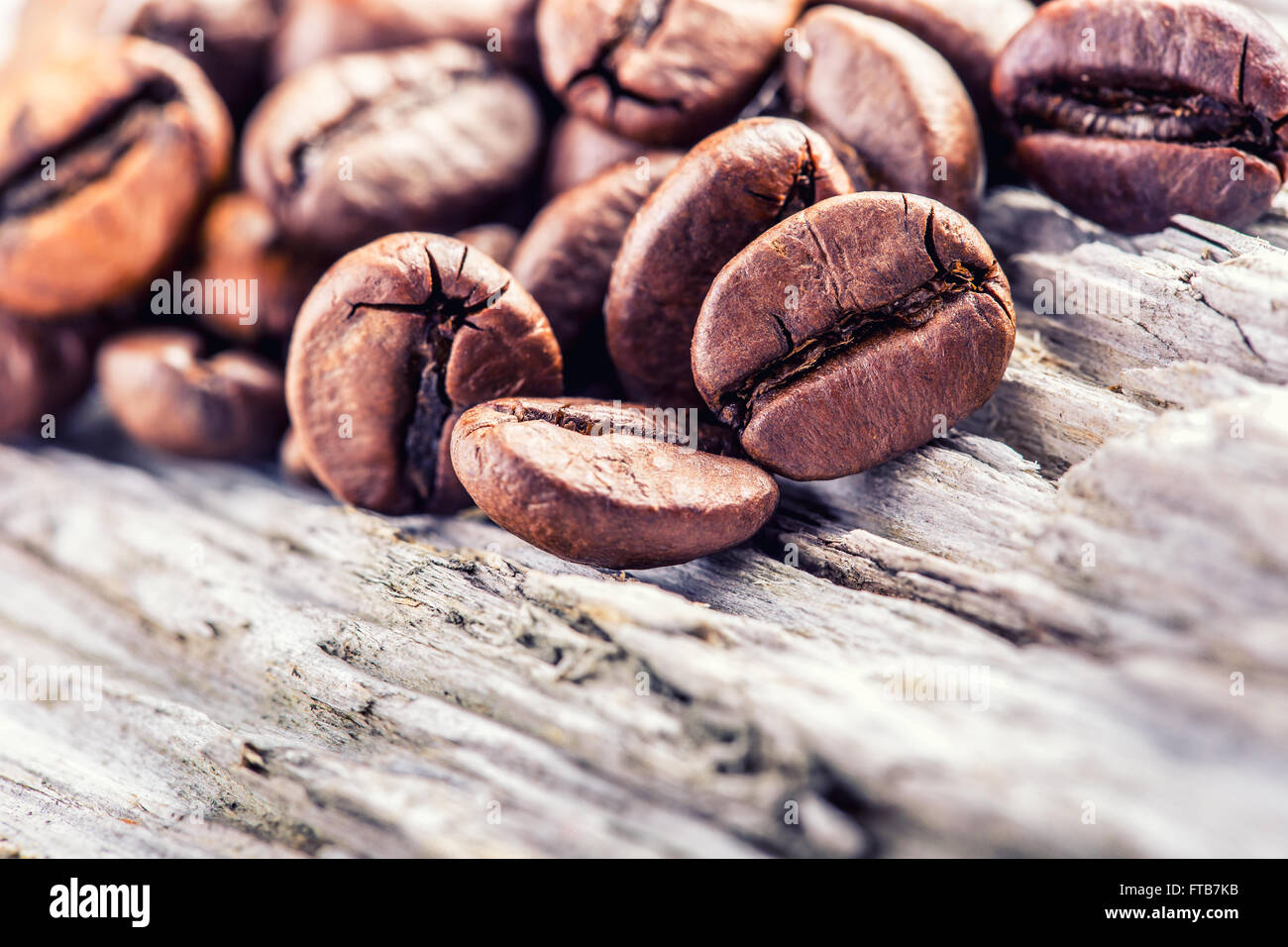 Kaffeebohnen auf hölzernen Grunge Hintergrund. Stockfoto