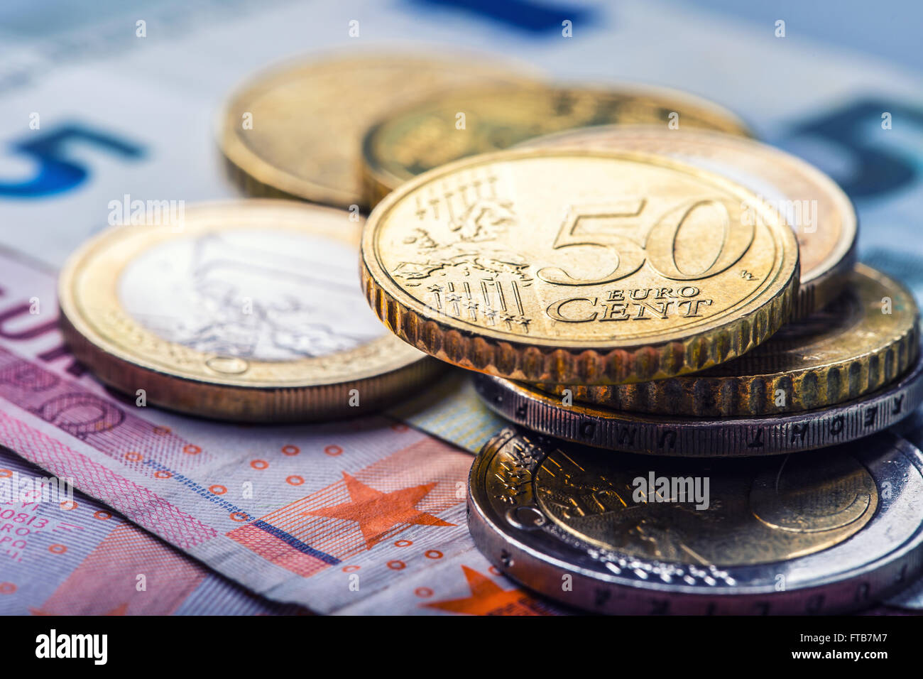 Euro-Münzen. Euro Geld. Euro-Währung. Münzen sind in verschiedenen Positionen auf einander gestapelt. Geld-Konzept Stockfoto