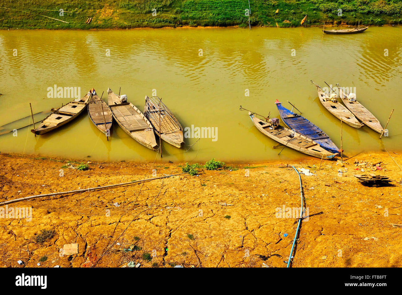 Boote auf dem Sangkae-Fluss in der Trockenzeit, Battambang, Kambodscha Stockfoto