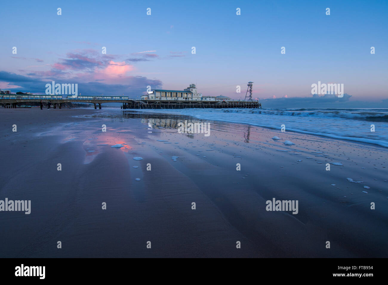 Der Strand von Bournemouth Pier in Dorset. Stockfoto