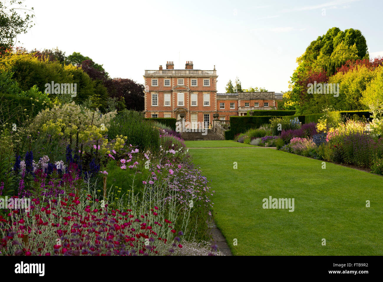 Die doppelte Staudenrabatten Newby Hall in Ripon, North Yorkshire, UK das Haus war ursprünglich von Christopher Wren entworfen. Stockfoto