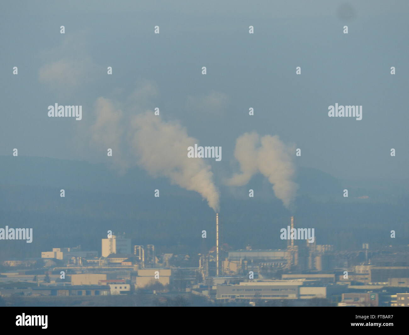 Fabrikschornsteine mit Rauch Stockfoto