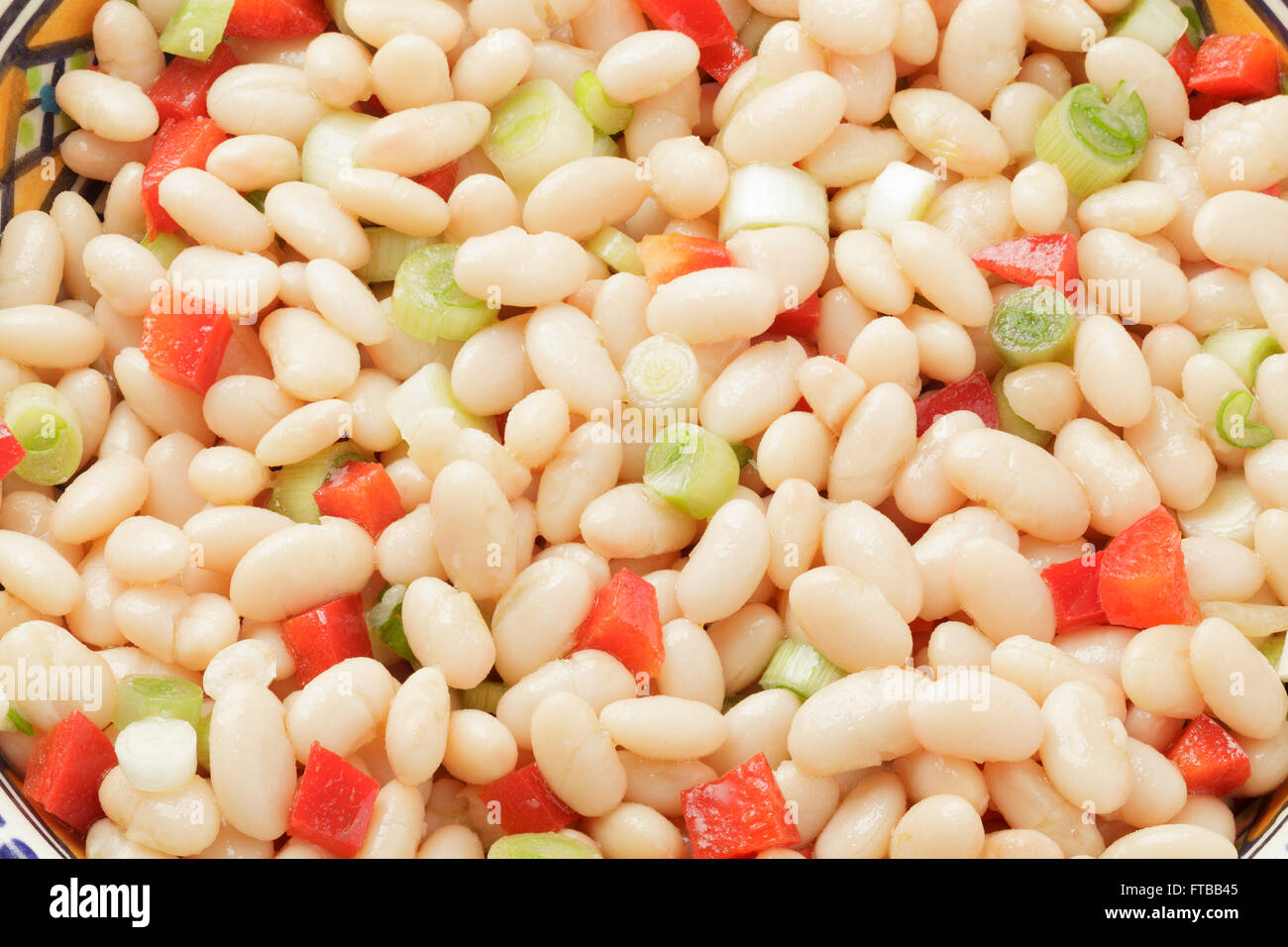 Weißer Bohnensalat mit Zwiebeln und Paprika Stockfoto