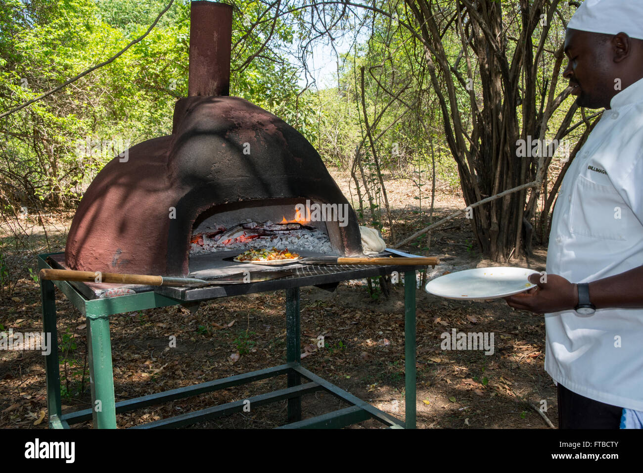 Afrika, Sambia, South Luangwa National Park, in der Nähe des Unternehmens Bushcamp remote Bilimungwe Camp. Bush Mittagessen, hausgemachte Pizza. Stockfoto