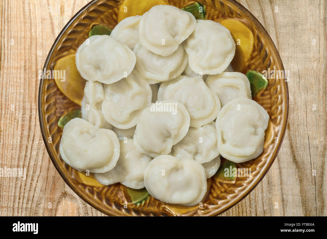 Keramik Schale gekochte Knödel ist auf den Brettern Stockfoto