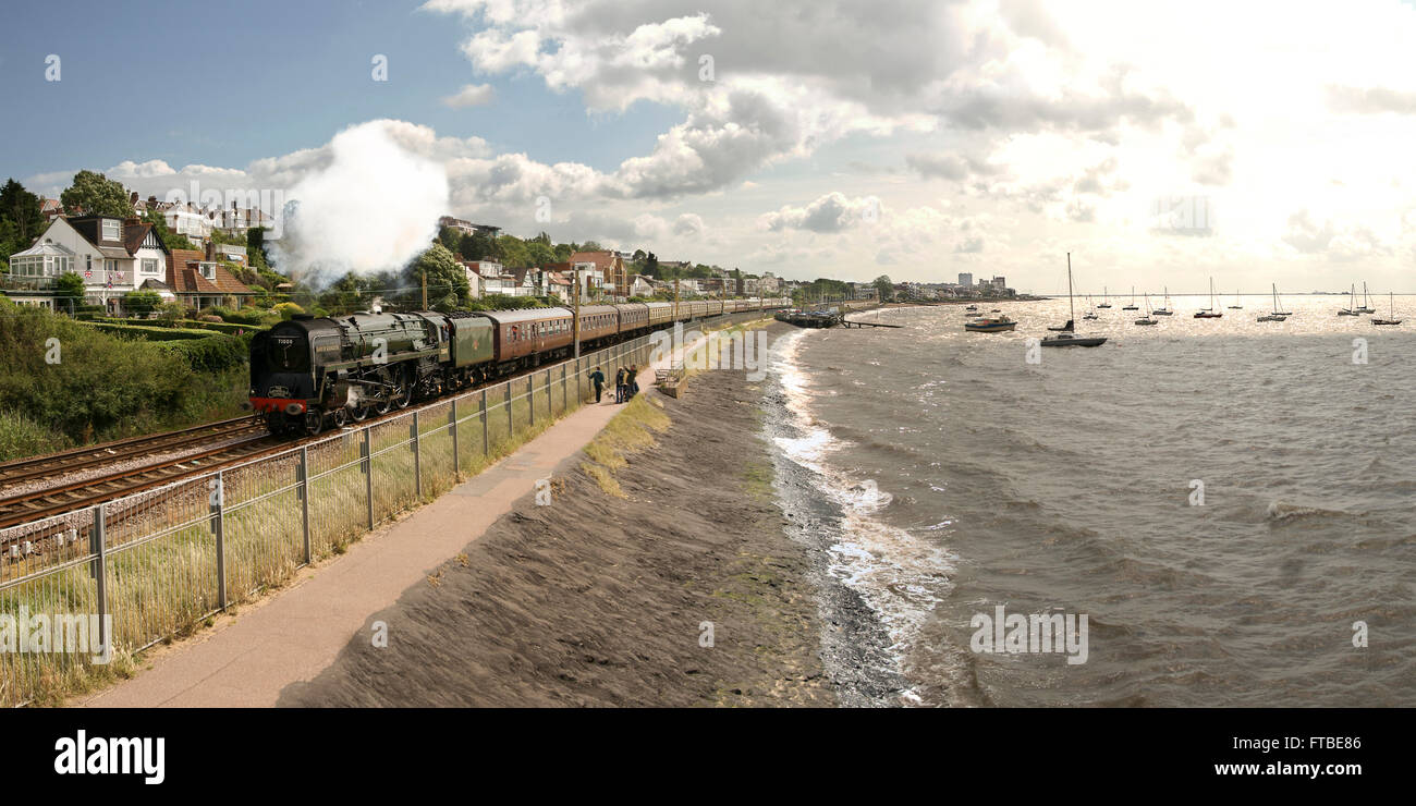 71000 Duke of Gloucester Dampflokomotive auf der Durchreise Leigh am Meer, mit Southend on Sea Pier in der Ferne. 16.07.2012. Stockfoto