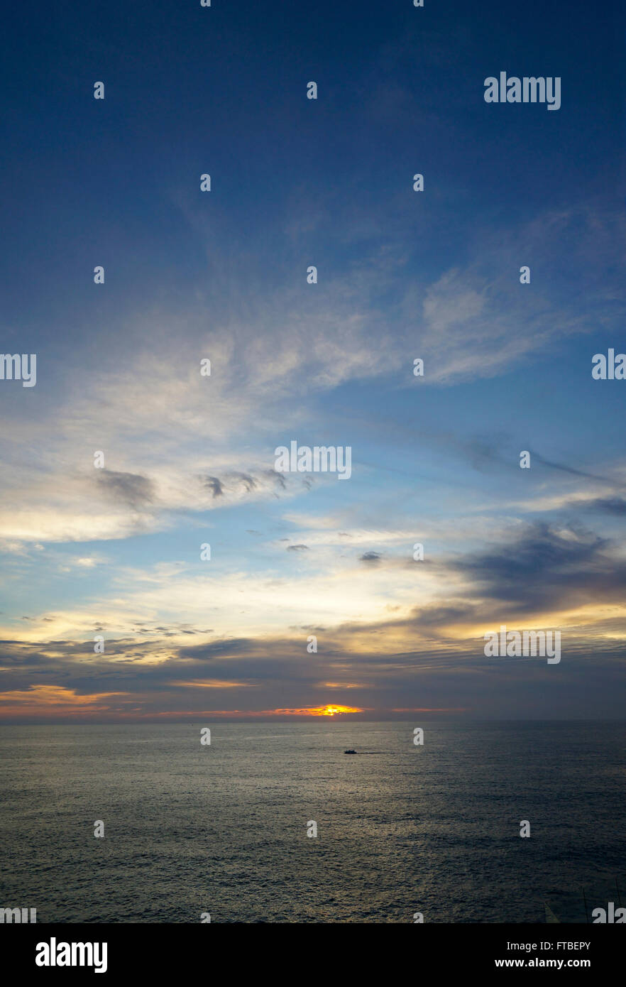 Sonnenuntergang über dem Pazifischen Ozean in Acapulco, Mexiko Stockfoto