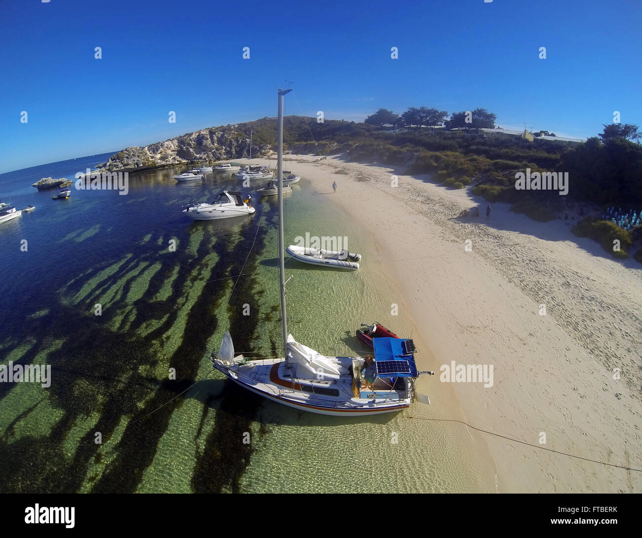 Boote vertäut im Geordie Bay, Rottnest Island, Western Australia. Keine PR Stockfoto