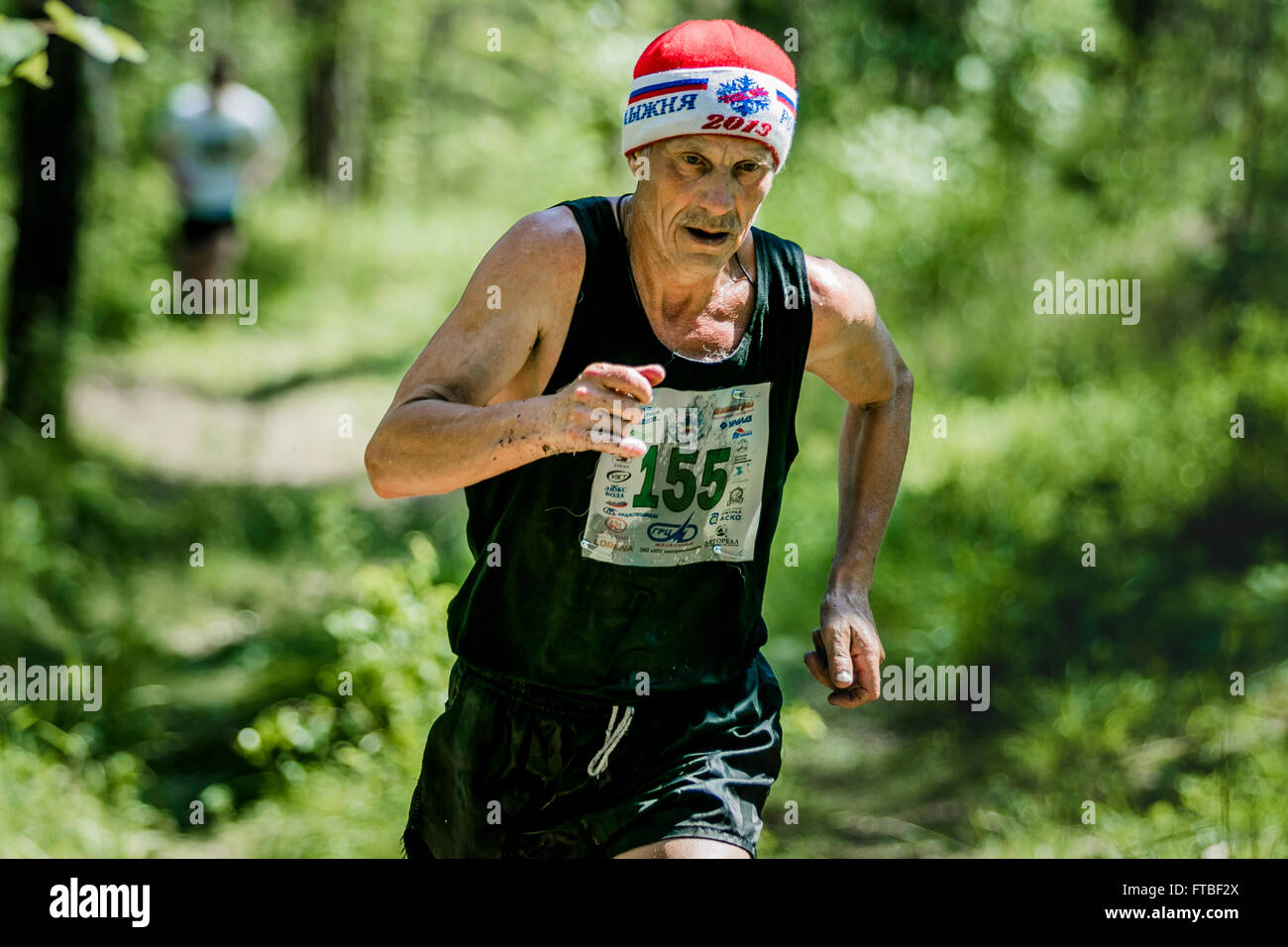 Miass, Russland - 28. Juni 2015: Alter Mann laufen beim Marathonlauf "sauberes Wasser-2015" Stockfoto