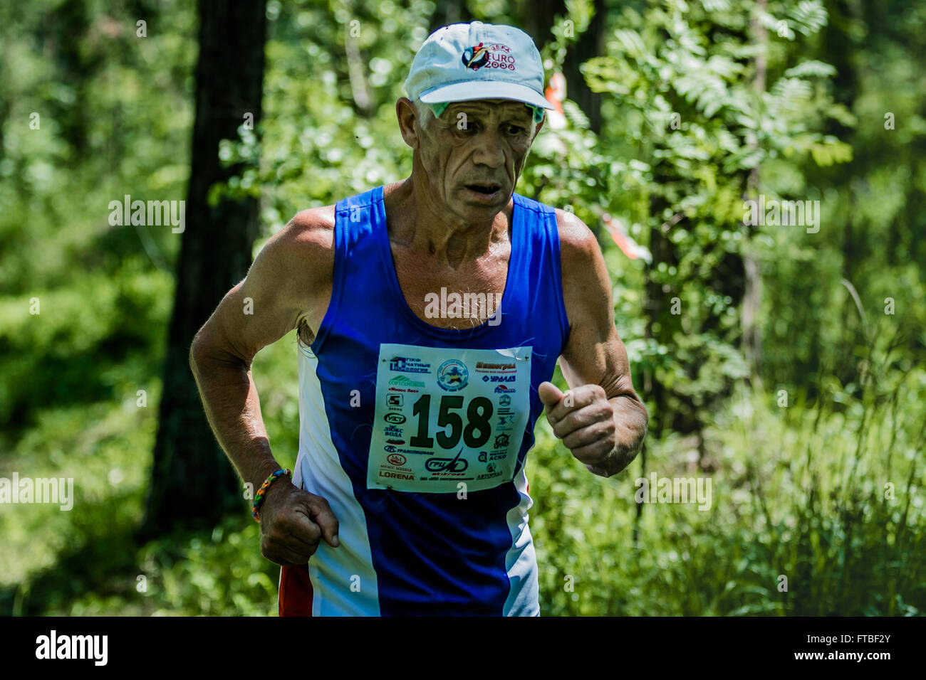 Miass, Russland - 28. Juni 2015: Unbekannter Greis laufen beim Marathonlauf "sauberes Wasser-2015" Stockfoto