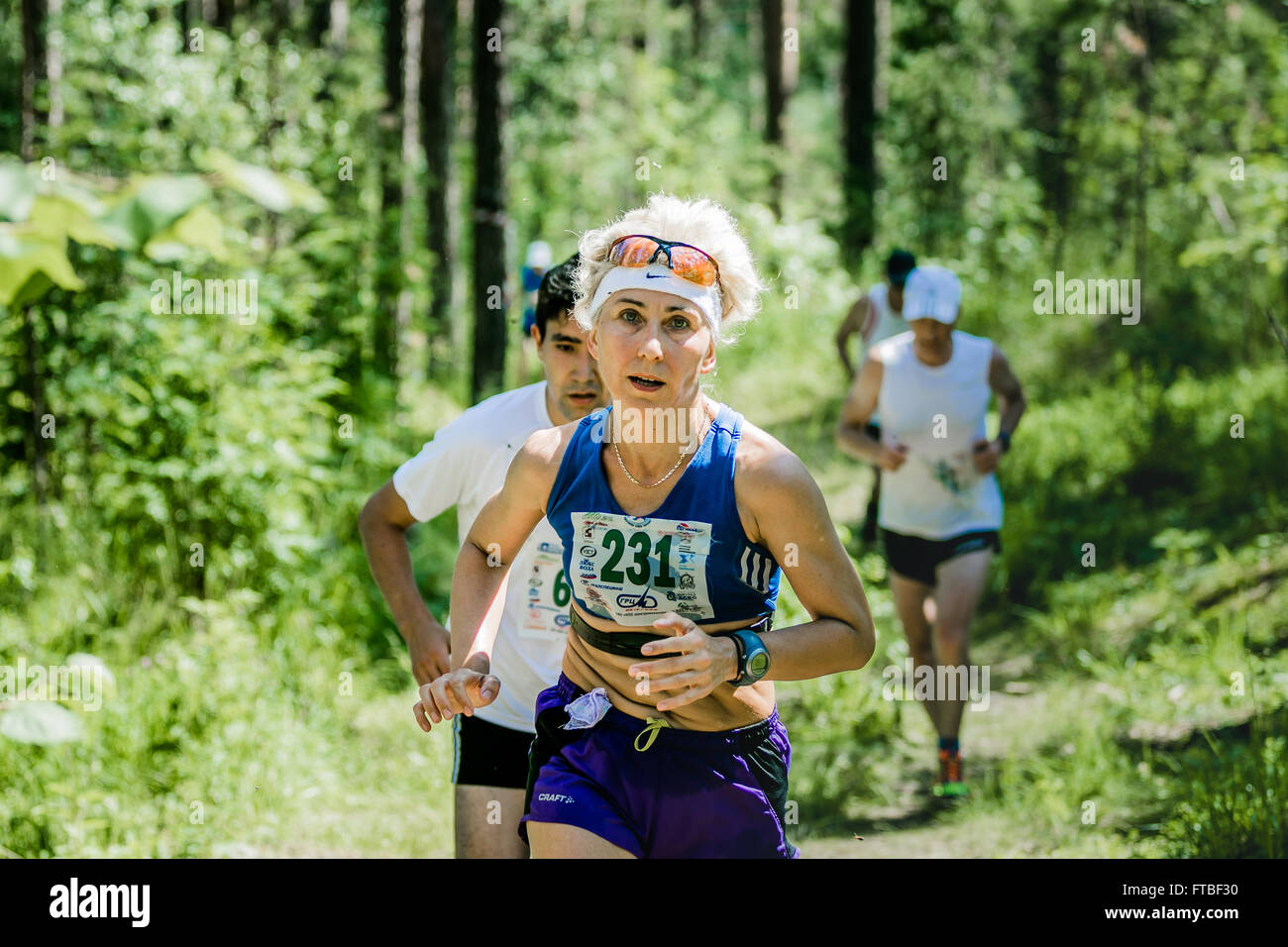 Miass, Russland - 28. Juni 2015: Unbekannte alte Frau laufen beim Marathonlauf "sauberes Wasser-2015" Stockfoto