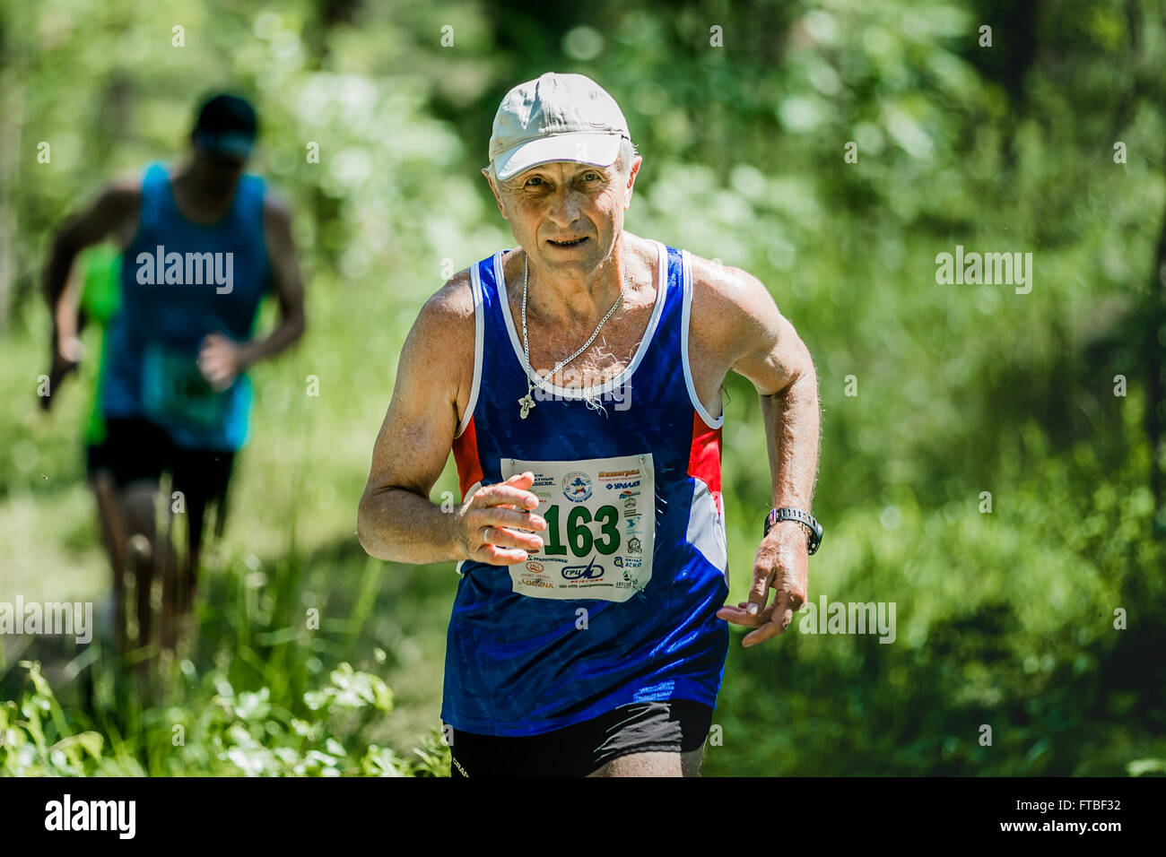 Miass, Russland - 28. Juni 2015: Alter Mann laufen beim Marathonlauf "sauberes Wasser-2015" Stockfoto