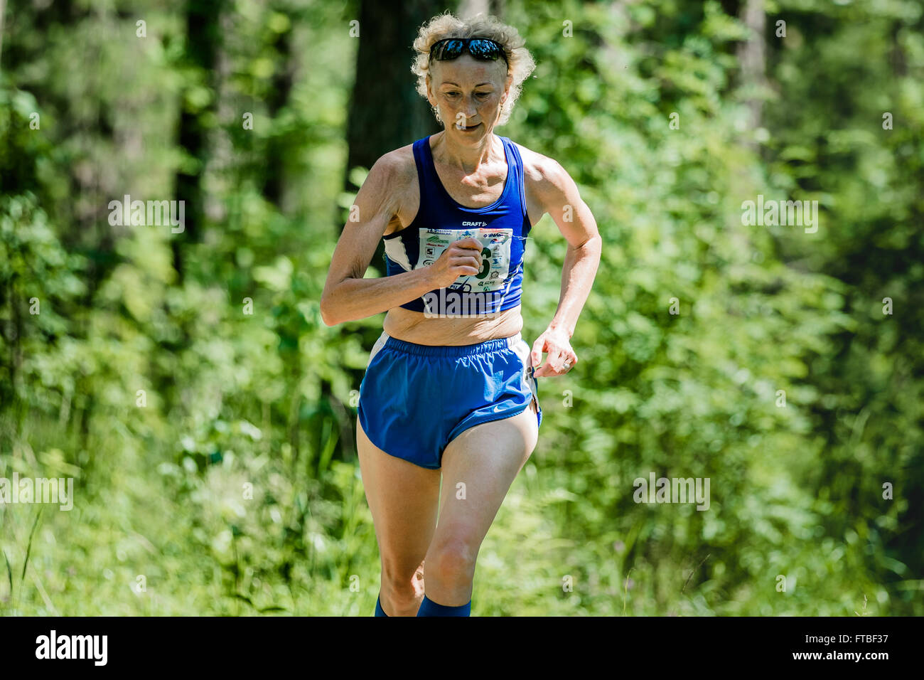 Miass, Russland - 28. Juni 2015: alte Frau laufen beim Marathonlauf "sauberes Wasser-2015" Stockfoto
