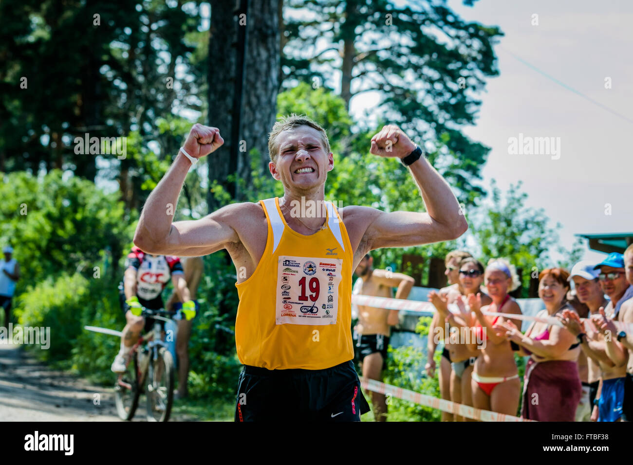 Miass, Russland - 28. Juni 2015: Closeup männlichen Athleten Sieger des Rennens, Freude an der Sieg im Marathonlauf "sauberes Wasser-2015" Stockfoto