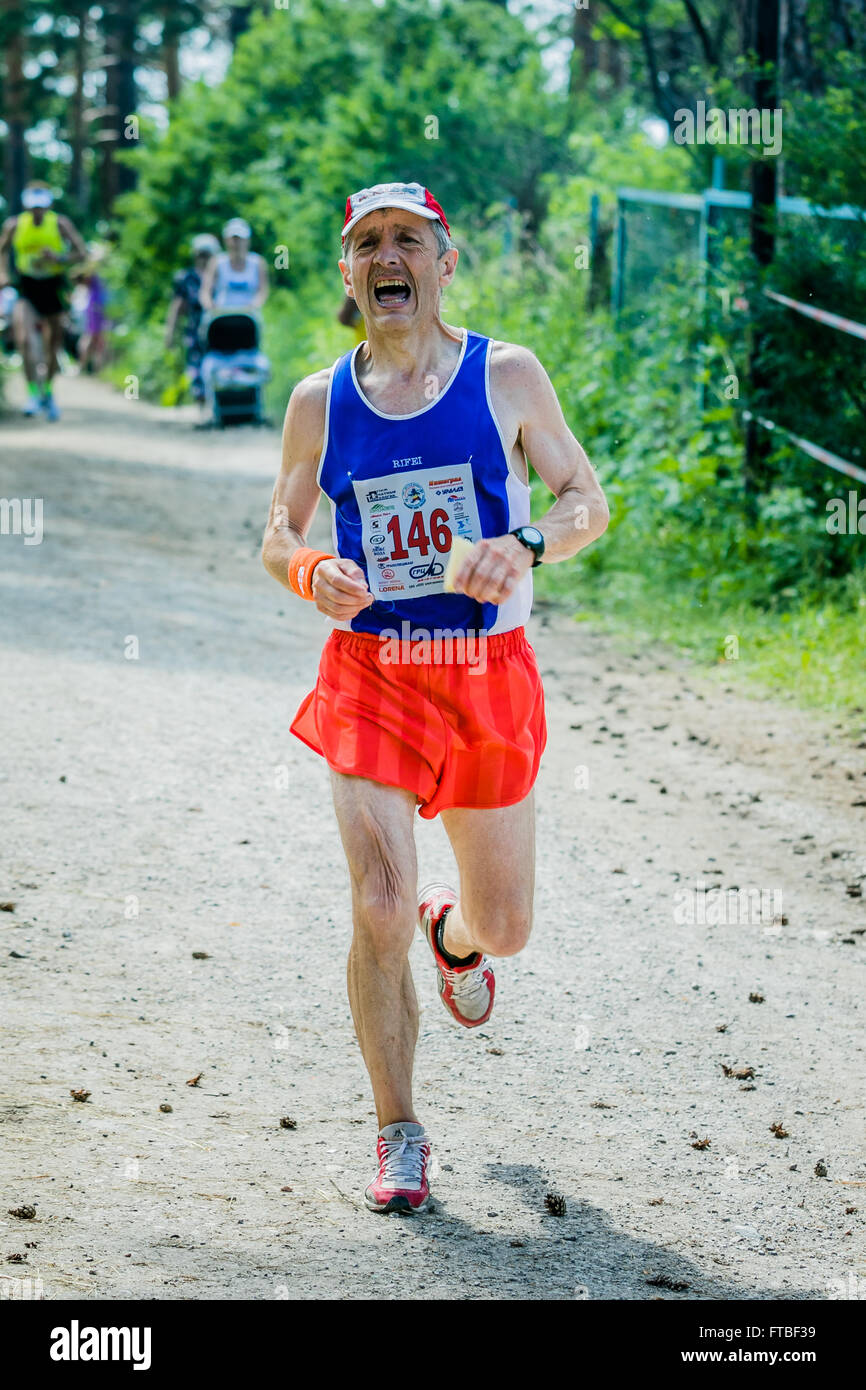 Miass, Russland - 28. Juni 2015: Alter Mann endet ein Marathonlauf "sauberes Wasser-2015" Stockfoto