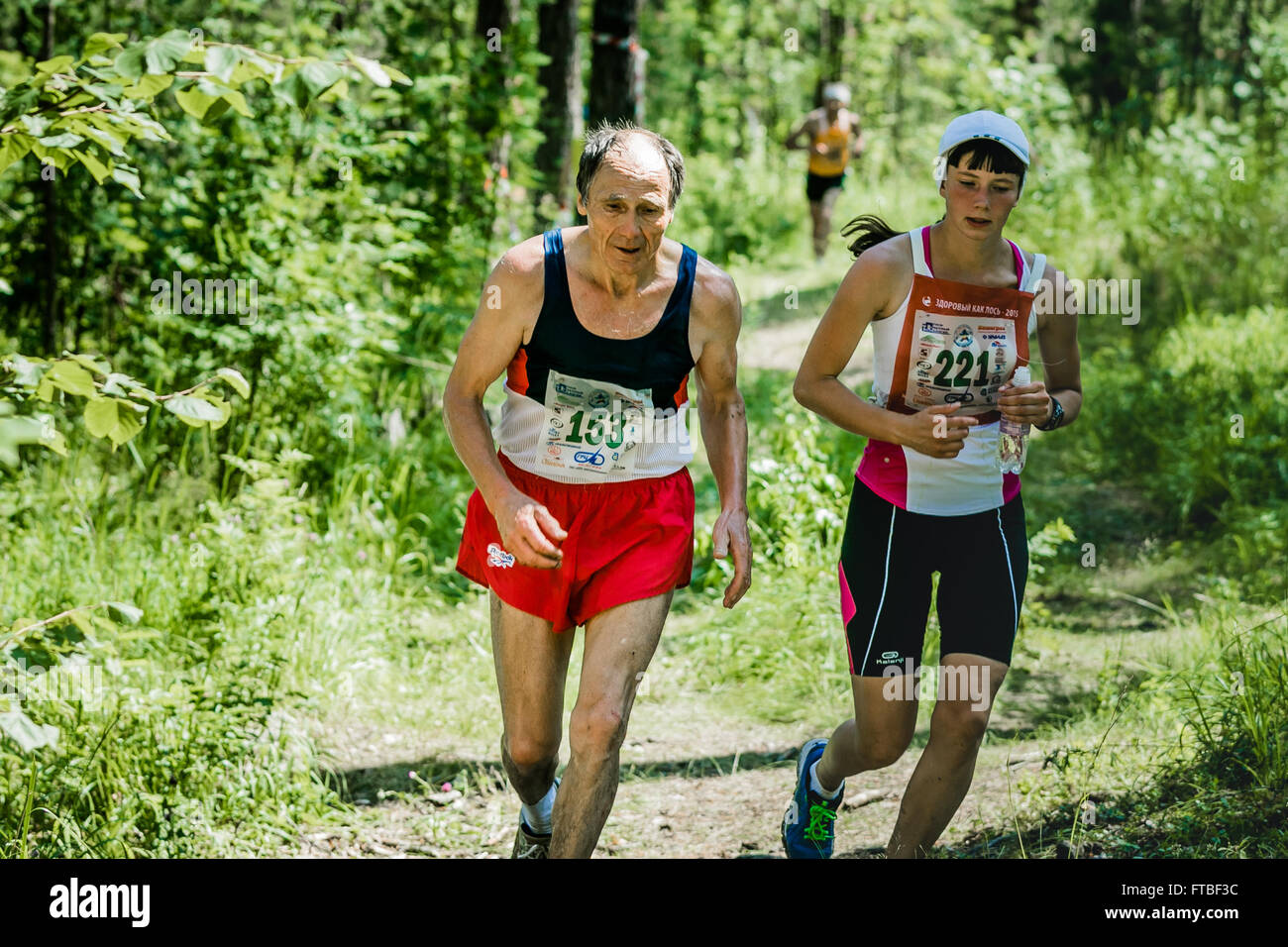Miass, Russland - 28. Juni 2015: alte Mann und das Mädchen laufen beim Marathonlauf "sauberes Wasser-2015" Stockfoto