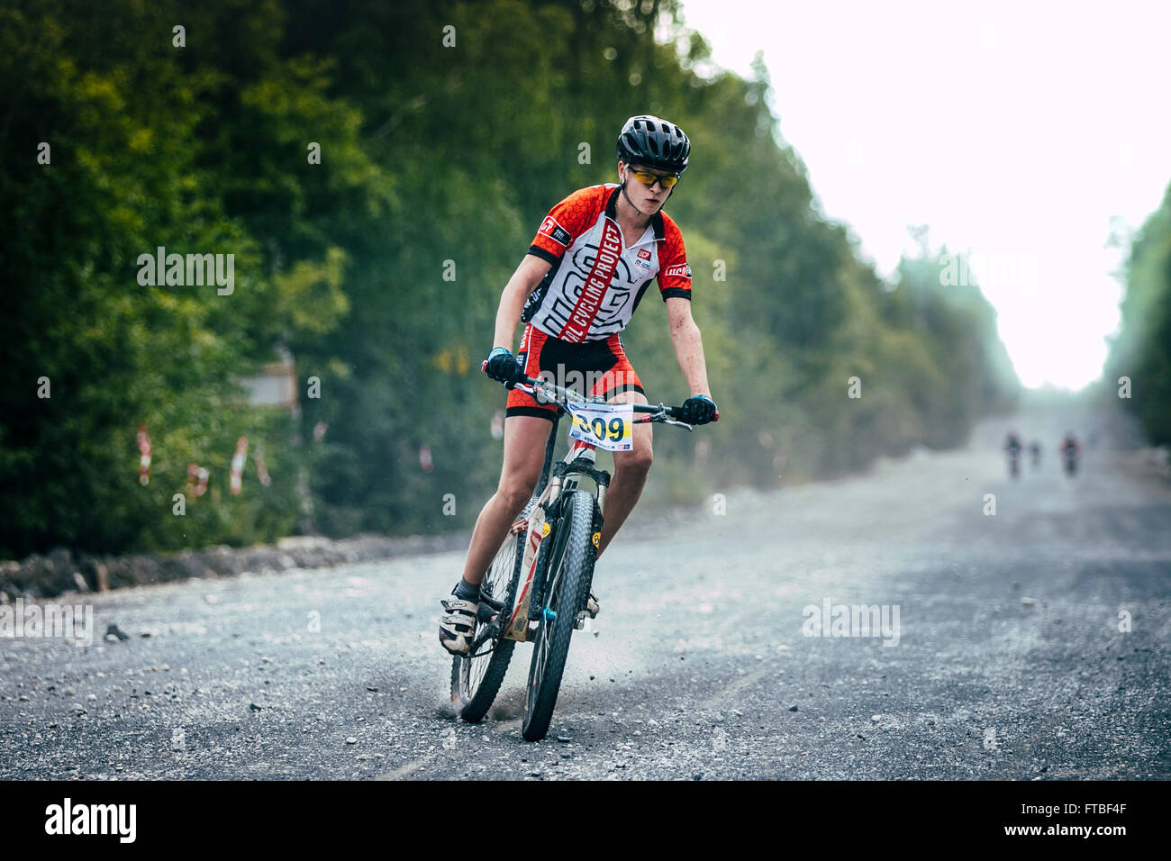 V.Ufaley, Russland - 9. August 2015: Bremsen Mountainbiker der Schotterstraße im Rennen "Großer Stein" Stockfoto