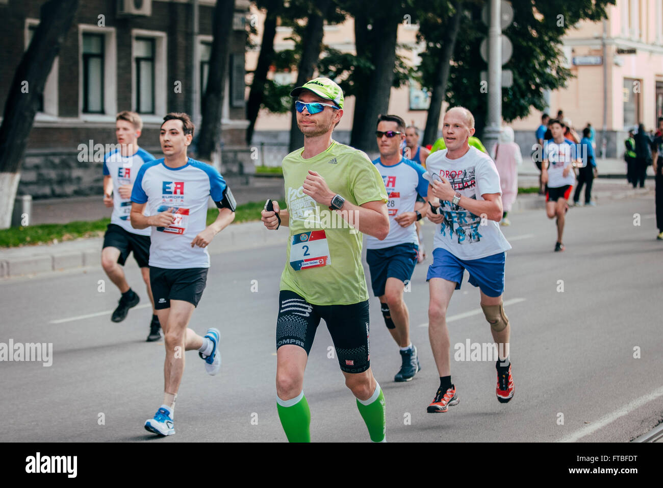 Jekaterinburg, Russland - 1. August 2015: männlicher Athlet läuft beim Marathon von Europa nach Asien Stockfoto