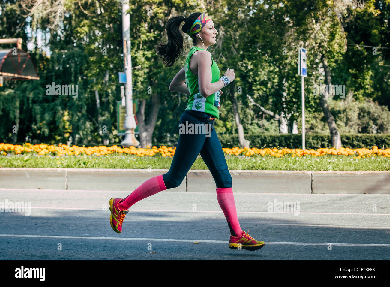 Jekaterinburg, Russland - 1. August 2015: junge Frau Läufer laufen durch die Straßen der Stadt Sommer Stockfoto