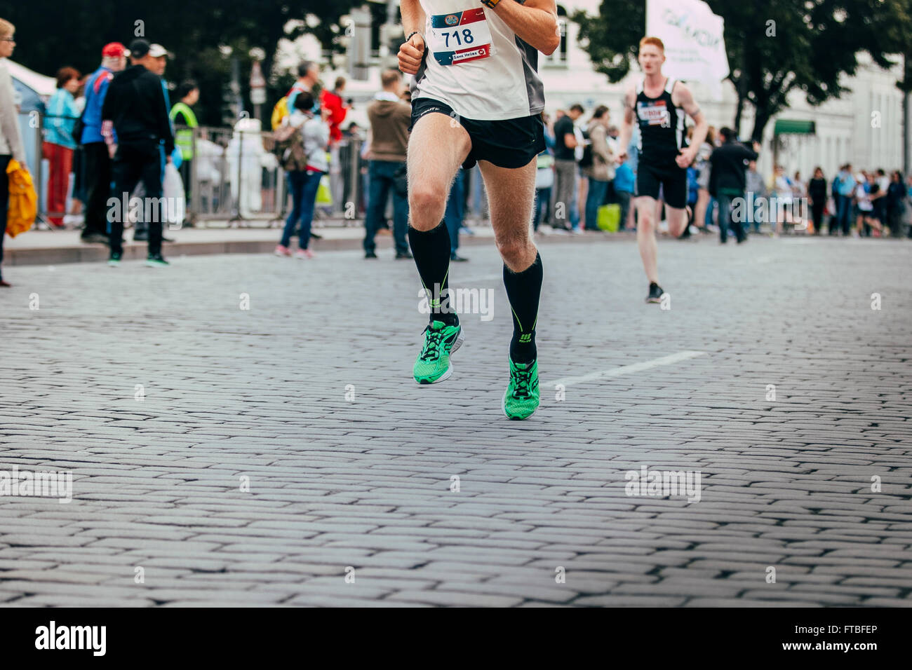 Nahaufnahme der Füße ein Läufer Mann läuft auf einer Stadtstraße während Marathon Europa-Asien Stockfoto