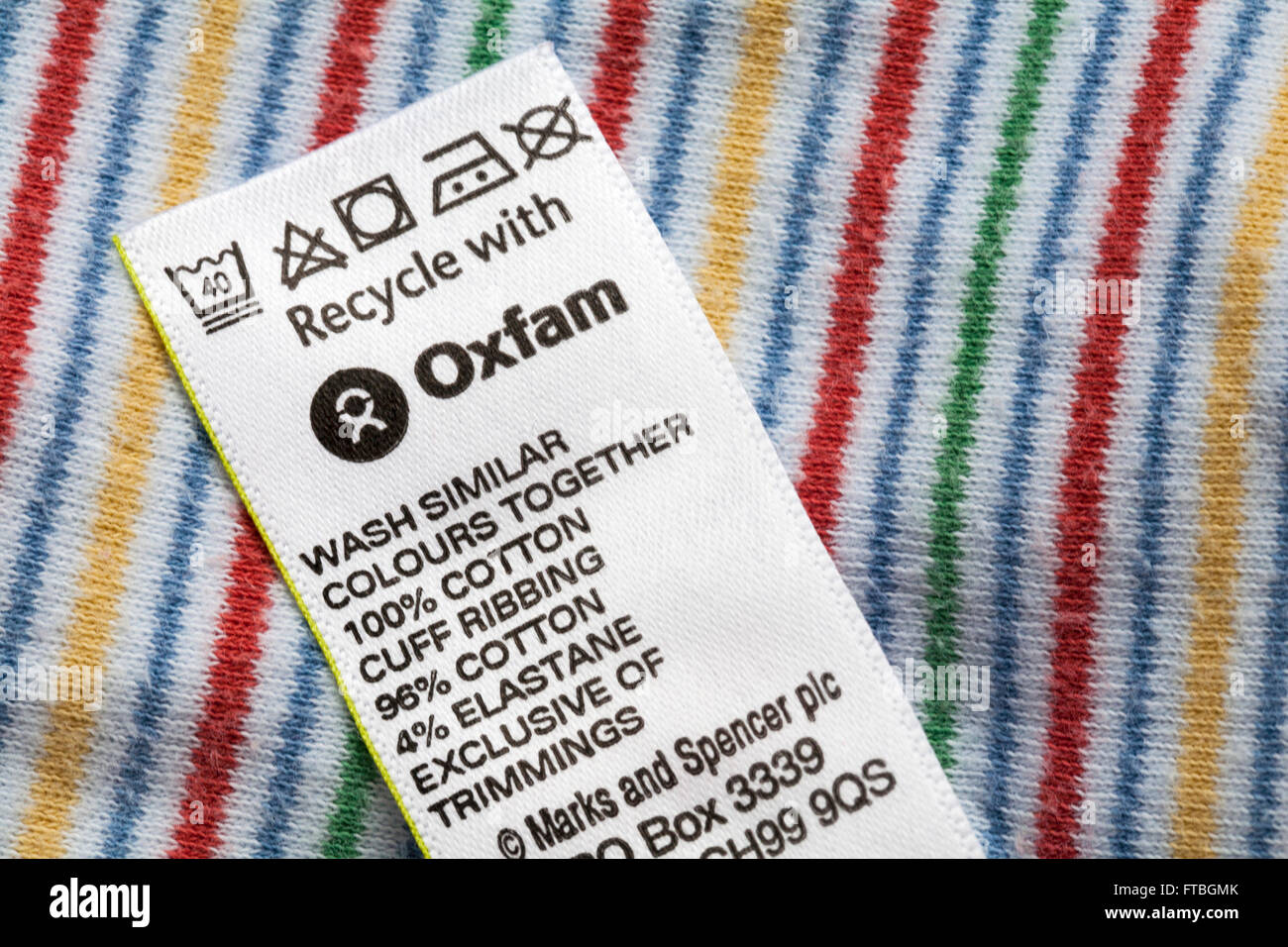 Recycling mit Oxfam-Label in M&S Leggings für Babys - Pflegehinweise und Symbole zum Waschen Stockfoto